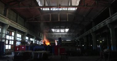 Erimiş metal kalıba dökülüyor. Dökme demir, çelik ve sıvı metal için eritme fırını.