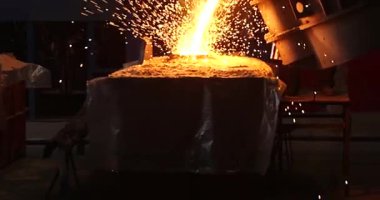 Erimiş metal kalıba dökülüyor. Dökme demir, çelik ve sıvı metal için eritme fırını.
