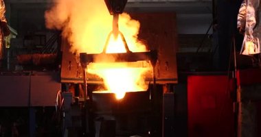 Erimiş metal kalıba dökülüyor. Dökme demir, çelik ve sıvı metal için eritme fırını.
