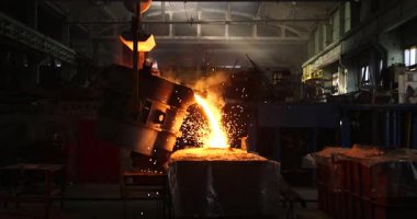Erimiş metal kalıba dökülüyor. Dökme demir, çelik ve sıvı metal için eritme fırını.