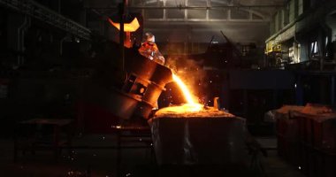 Erimiş metal kalıba dökülüyor. Dökme demir, çelik ve sıvı metal için eritme fırını.