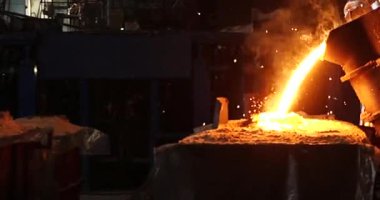 Erimiş metal kalıba dökülüyor. Dökme demir, çelik ve sıvı metal için eritme fırını.
