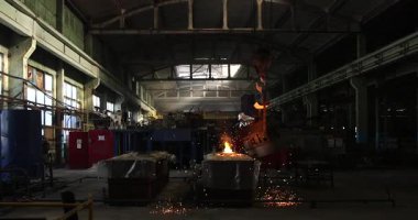 Erimiş metal kalıba dökülüyor. Dökme demir, çelik ve sıvı metal için eritme fırını.