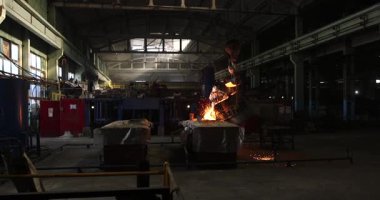 Erimiş metal kalıba dökülüyor. Dökme demir, çelik ve sıvı metal için eritme fırını.