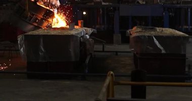 Erimiş metal kalıba dökülüyor. Dökme demir, çelik ve sıvı metal için eritme fırını.