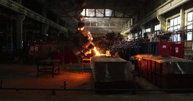 Erimiş metal kalıba dökülüyor. Dökme demir, çelik ve sıvı metal için eritme fırını.