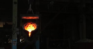 Erimiş metal kalıba dökülüyor. Dökme demir, çelik ve sıvı metal için eritme fırını.