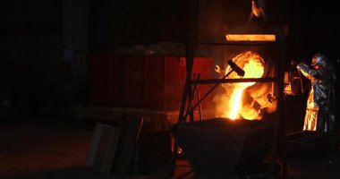 Erimiş metal kalıba dökülüyor. Dökme demir, çelik ve sıvı metal için eritme fırını.