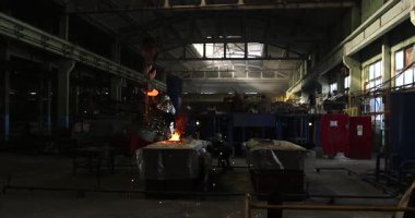Erimiş metal kalıba dökülüyor. Dökme demir, çelik ve sıvı metal için eritme fırını.