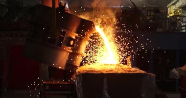 Erimiş metal kalıba dökülüyor. Dökme demir, çelik ve sıvı metal için eritme fırını.