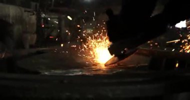 Erimiş metal kalıba dökülüyor. Dökme demir, çelik ve sıvı metal için eritme fırını.