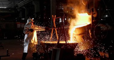 Erimiş metal kalıba dökülüyor. Dökme demir, çelik ve sıvı metal için eritme fırını.