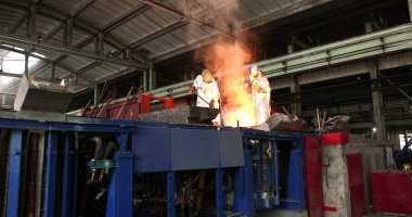 Erimiş metal kalıba dökülüyor. Dökme demir, çelik ve sıvı metal için eritme fırını.