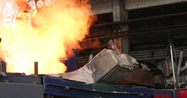 Erimiş metal kalıba dökülüyor. Dökme demir, çelik ve sıvı metal için eritme fırını.