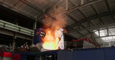 Erimiş metal kalıba dökülüyor. Dökme demir, çelik ve sıvı metal için eritme fırını.