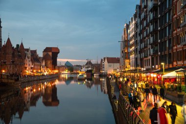 Eski Şehir GDANSK, POLAND 'ın akşam caddesindeki Baltık limanının mimari duvar manzarası 6 Temmuz 2022