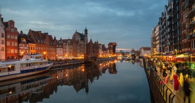 Eski Şehir GDANSK, POLAND 'ın akşam caddesindeki Baltık limanının mimari duvar manzarası 6 Temmuz 2022