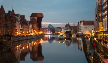 Eski Şehir GDANSK, POLAND 'ın akşam caddesindeki Baltık limanının mimari duvar manzarası 6 Temmuz 2022