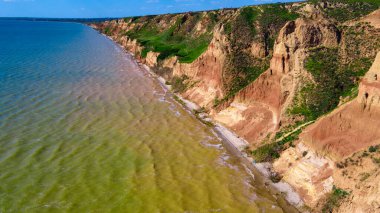Kanyon kayalıkları okyanus manzaralı.