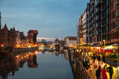 Eski Şehir GDANSK, POLAND 'ın akşam caddesindeki Baltık limanının mimari duvar manzarası 6 Temmuz 2022