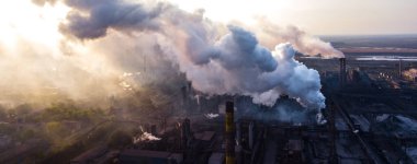 Endüstri metalürjik fabrika şafak dumanı duman emisyonları kötü ekoloji hava fotoğrafçılığı