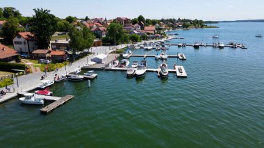 İHA 'dan Mikolajki' ye panoramik hava fotoğrafı. Güzel bir yaz öğleden sonrası tatil köyünün kıyısındaki Masurian bölgesinin başkenti. Mikolajki, Polonya, Avrupa.