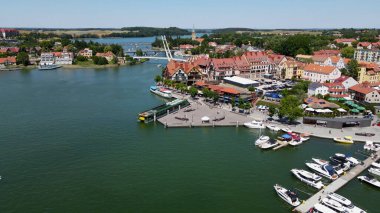 İHA 'dan Mikolajki' ye panoramik hava fotoğrafı. Güzel bir yaz öğleden sonrası tatil köyünün kıyısındaki Masurian bölgesinin başkenti. Polonya, Avrupa.