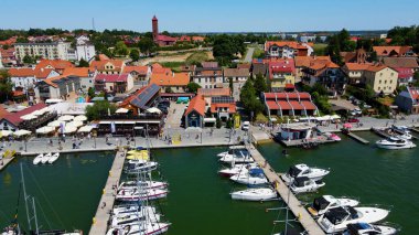 İHA 'dan Mikolajki' ye panoramik hava fotoğrafı. Güzel bir yaz öğleden sonrası tatil köyünün kıyısındaki Masurian bölgesinin başkenti. Polonya, Avrupa.