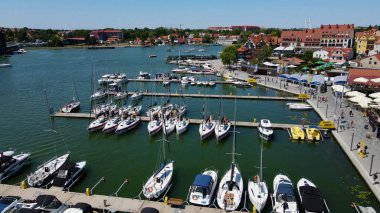 İHA 'dan Mikolajki' ye panoramik hava fotoğrafı. Güzel bir yaz öğleden sonrası tatil köyünün kıyısındaki Masurian bölgesinin başkenti. Polonya, Avrupa.