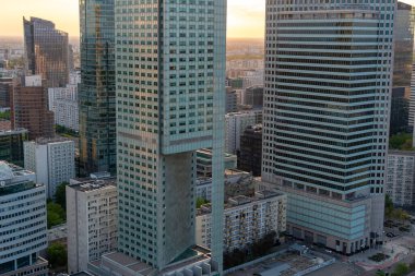 Modern gökdelenlerin ve Varşova 'daki iş merkezlerinin panoramik manzarası. Şehir merkezinin yukarıdan görünüşü. Varşova, Polonya, 30 Haziran 2023