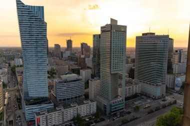 Modern gökdelenlerin ve Varşova 'daki iş merkezlerinin panoramik manzarası. Şehir merkezinin yukarıdan görünüşü. Varşova, Polonya, 30 Haziran 2023