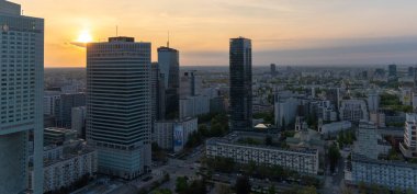 Modern gökdelenlerin ve Varşova 'daki iş merkezlerinin panoramik manzarası. Şehir merkezinin yukarıdan görünüşü. Varşova, Polonya, 30 Haziran 2023