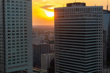 Modern gökdelenlerin ve Varşova 'daki iş merkezlerinin panoramik manzarası. Şehir merkezinin yukarıdan görünüşü. Varşova, Polonya, 30 Haziran 2023