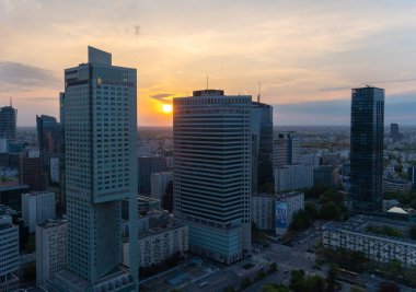 Modern gökdelenlerin ve Varşova 'daki iş merkezlerinin panoramik manzarası. Şehir merkezinin yukarıdan görünüşü. Varşova, Polonya, 30 Haziran 2023