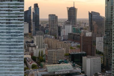 Modern gökdelenlerin ve Varşova 'daki iş merkezlerinin panoramik manzarası. Şehir merkezinin yukarıdan görünüşü. Varşova, Polonya, 30 Haziran 2023
