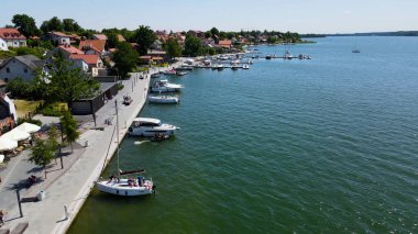 İHA 'dan Mikolajki Avrupa' nın güzel yaz öğleden sonrası tatil beldesinin kıyısındaki Masurian bölgesinin başkenti olan Mikolajki 'ye panoramik hava fotoğrafı. Mikoajki, Polonya,