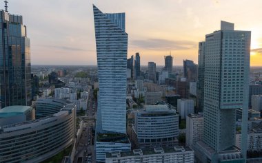 Modern gökdelenlerin ve Varşova 'daki iş merkezlerinin panoramik manzarası. Şehir merkezinin yukarıdan görünüşü. Varşova, Polonya.