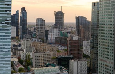 Modern gökdelenlerin ve Varşova 'daki iş merkezlerinin panoramik manzarası. Şehir merkezinin yukarıdan görünüşü. Varşova, Polonya.