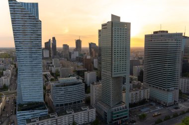 Modern gökdelenlerin ve Varşova 'daki iş merkezlerinin panoramik manzarası. Şehir merkezinin yukarıdan görünüşü. Varşova, Polonya.
