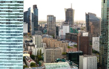 Modern gökdelenlerin ve Varşova 'daki iş merkezlerinin panoramik manzarası. Şehir merkezinin yukarıdan görünüşü. Varşova, Polonya.