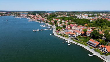 İHA 'dan Mikolajki' ye panoramik hava fotoğrafı. Güzel bir yaz öğleden sonrası tatil köyünün kıyısındaki Masurian bölgesinin başkenti. Mikoajki, Polonya, Avrupa.