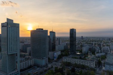 Modern gökdelenlerin ve Varşova 'daki iş merkezlerinin panoramik manzarası. Şehir merkezinin yukarıdan görünüşü. Varşova, Polonya, 30 Haziran 2023