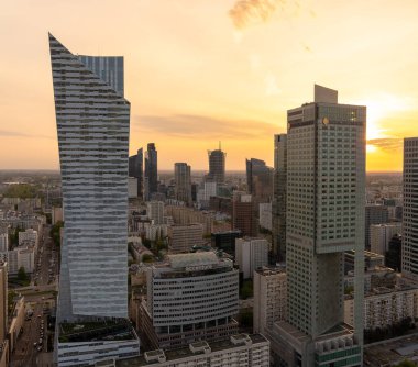 Modern gökdelenlerin ve Varşova 'daki iş merkezlerinin panoramik manzarası. Şehir merkezinin yukarıdan görünüşü. Varşova, Polonya, 30 Haziran 2023