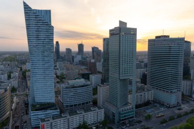 Modern gökdelenlerin ve Varşova 'daki iş merkezlerinin panoramik manzarası. Şehir merkezinin yukarıdan görünüşü. Varşova, Polonya, 30 Haziran 2023