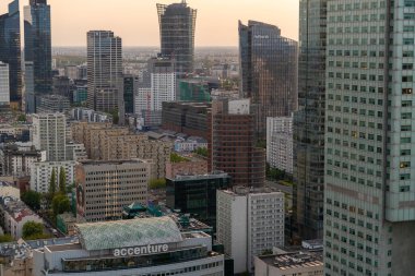Modern gökdelenlerin ve Varşova 'daki iş merkezlerinin panoramik manzarası. Şehir merkezinin yukarıdan görünüşü. Varşova, Polonya, 30 Haziran 2023