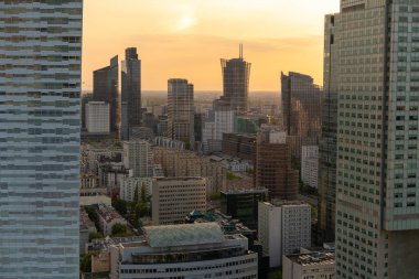 Modern gökdelenlerin ve Varşova 'daki iş merkezlerinin panoramik manzarası. Şehir merkezinin yukarıdan görünüşü. Varşova, Polonya.