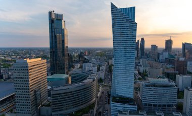 Modern gökdelenlerin ve Varşova 'daki iş merkezlerinin panoramik manzarası. Şehir merkezinin yukarıdan görünüşü. Varşova, Polonya.