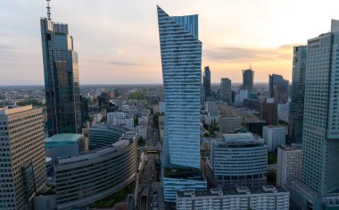 Modern gökdelenlerin ve Varşova 'daki iş merkezlerinin panoramik manzarası. Şehir merkezinin yukarıdan görünüşü. Varşova, Polonya.