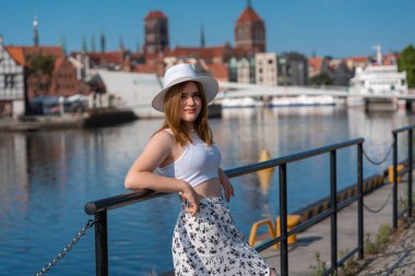 Gdansk Polonya şehrinin arka planında beyaz şapkalı kız Avrupa