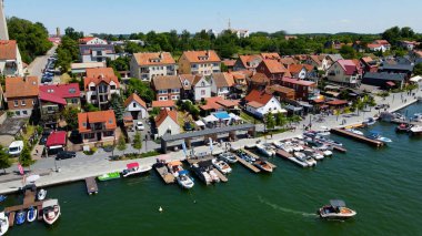 İHA 'dan Mikolajki Avrupa' nın güzel yaz öğleden sonrası tatil beldesinin kıyısındaki Masurian bölgesinin başkenti olan Mikolajki 'ye panoramik hava fotoğrafı. , Mikoajki, Polonya,